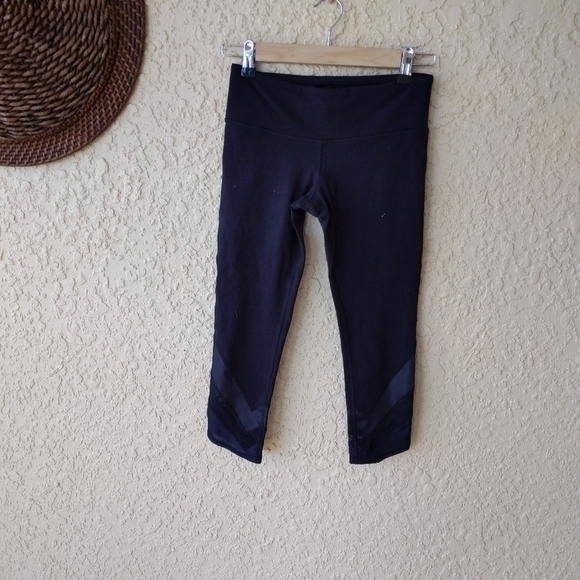 Alo Yoga Cropped Leggings With Mesh Detail - Picture 4 of 5